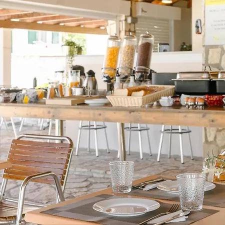 Liakas Village Apartman Szpartiá